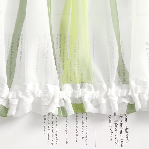Dekorative Gardine aus transparentem Stoff mit aufgedrucktem Text