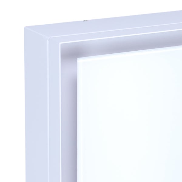 Detailansicht einer quadratischen LED Deckenleuchte mit flachem Gehäuse und diffuser Lichtfläche