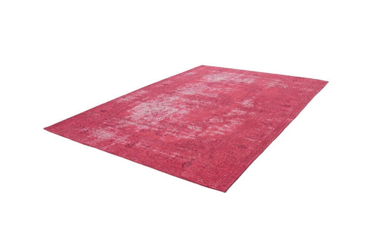 Pinkfarbener Teppich mit ornamentalem Vintage-Muster und Distressed-Look.