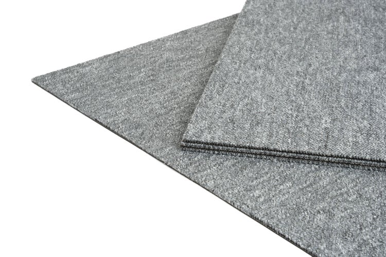 Quadratische Teppichfliesen mit melierter grauer Textiloberfläche.