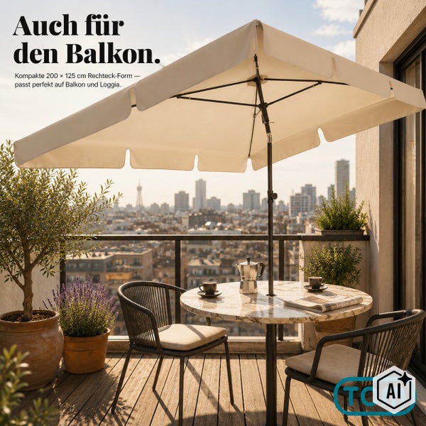 Rechteckiger Sonnenschirm mit 200 mal 125 Zentimeter auf einem Stadtbalkon mit Sitzgruppe bestehend aus Rundtisch und zwei Gartenstühlen.