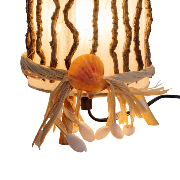 Dekorative Tischleuchte mit Muschel- und Pflanzenfaserelementen