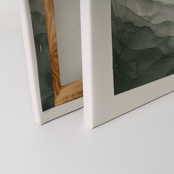 Detailansicht zweier Leinwandbilder mit abstrakten Motiven und Holzrahmen