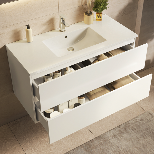 Moderner Waschtisch mit zwei offenen Auszügen und integriertem Waschbecken in einem hellen Badezimmer.