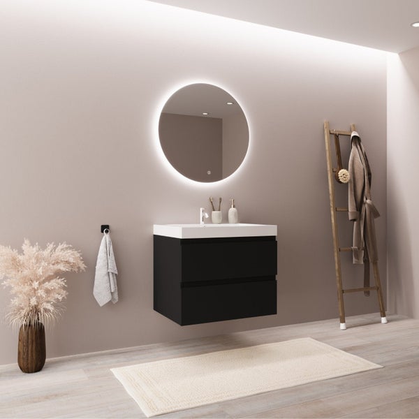 Modernes Badezimmer mit schwarzem Waschtischunterschrank, weißem Waschbecken, rundem LED-Spiegel und Holzleiter als Handtuchhalter.