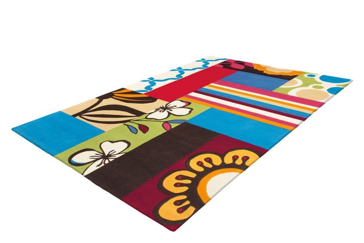 Bunter Teppich mit Patchwork-Muster, floralen Motiven und Streifen.