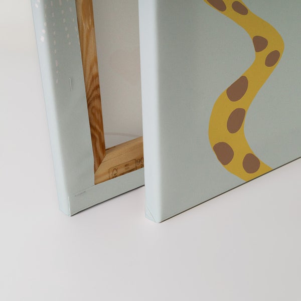 Nahaufnahme zweier Leinwandbilder mit Giraffenhalsmotiv und Holzrahmen