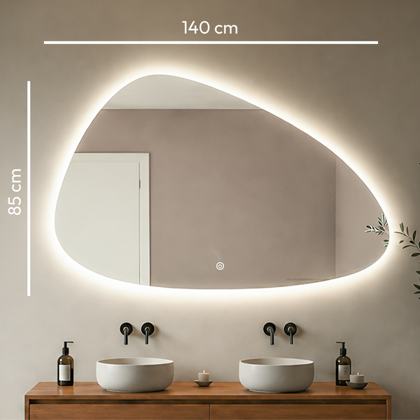 Organisch geformter Badezimmerspiegel mit LED Beleuchtung und Touch Schalter, Breite 140 Zentimeter, Höhe 85 Zentimeter, an der Wand montiert.