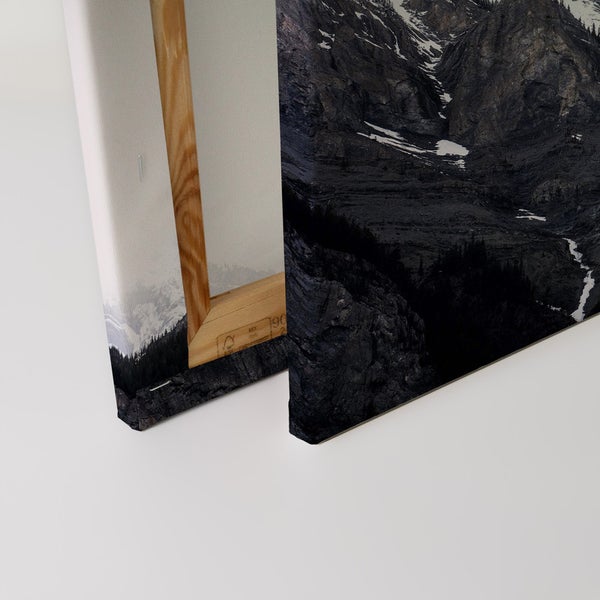 Nahaufnahme einer Leinwand mit Gebirgsmotiv und Holzrahmen