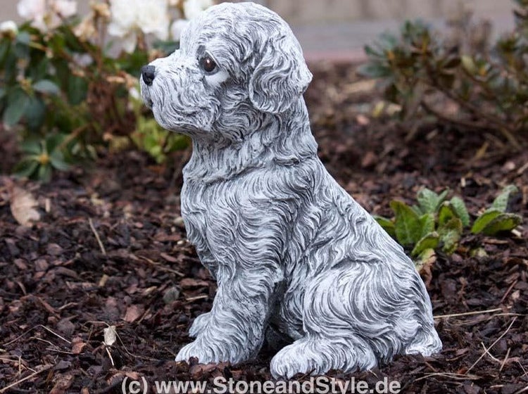 Steinfigur als sitzender Hund für den Garten aus witterungsbeständigem Material