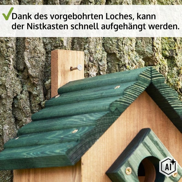 Holz Nistkasten mit vorgebohrtem Loch zur einfachen Befestigung an einem Baumstamm mit einem Nagel.