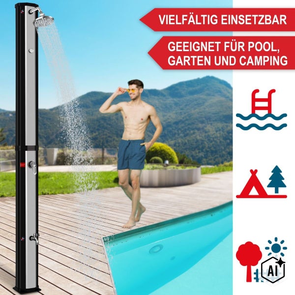 Solardusche für den Außenbereich, geeignet für Pool, Garten und Camping, mit Duschkopf und Fußdusche vor einer landschaftlichen Kulisse.
