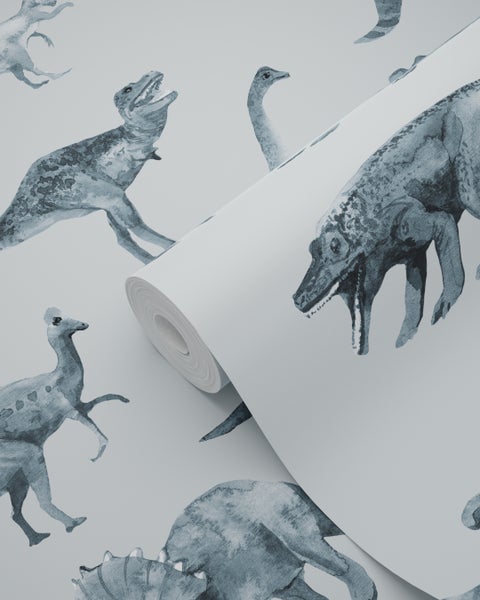 Stilleben mit Vasen und Topfpflanze auf Holztisch