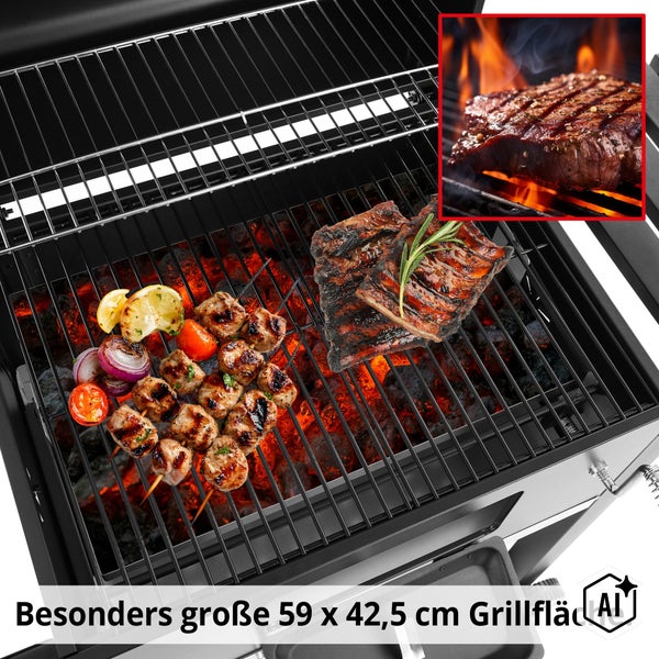Holzkohlegrill mit großer Grillfläche von 59 x 42,5 Zentimeter, mit Fleischspießen und Rippchen auf dem heißen Grillrost.
