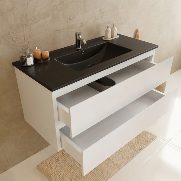 Moderner Waschtisch mit zwei offenen Schubladen, integriertem Waschbecken und Armatur in einem minimalistisch gestalteten Badezimmer.