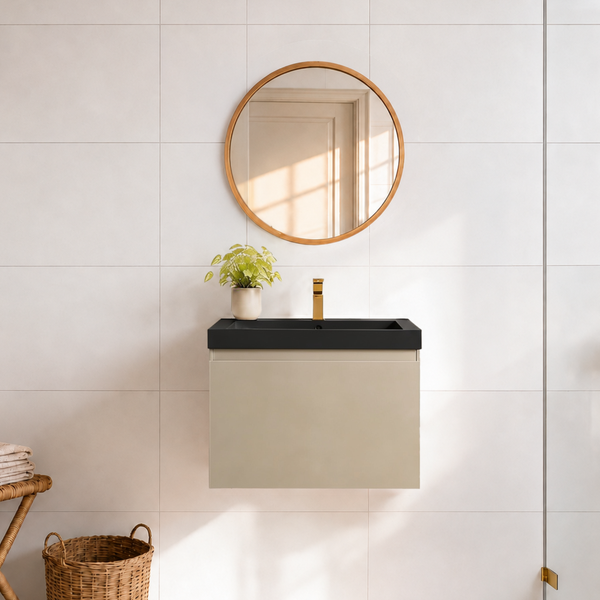 Modernes Badezimmer mit wandhängendem Waschtisch, rundem Spiegel und goldener Armatur vor hell gefliester Wand.