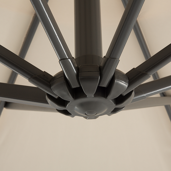 Detailansicht der Streben und der zentralen Nabe eines Sonnenschirms aus Metall.