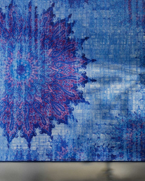 Teppich mit ornamentalem Mandala-Muster in Blau und Lila, Vintage-Stil.