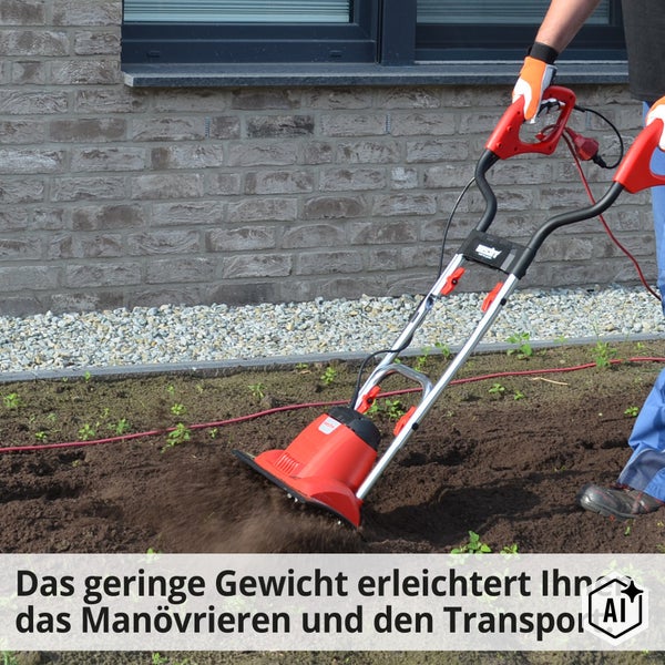 Eine Person bedient eine elektrische Gartenfräse von Hecht zum Auflockern des Bodens im Garten.