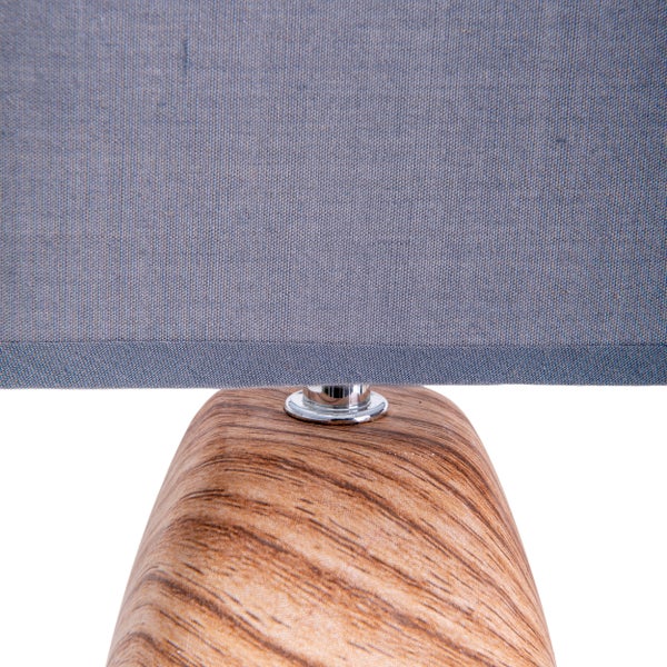 Tischleuchte mit Lampenschirm und gemustertem Sockel