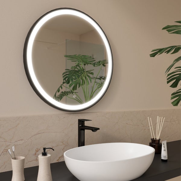 Runder LED Badezimmerspiegel mit schwarzem Rahmen und indirekter Beleuchtung über einem modernen Waschbecken mit Armatur.