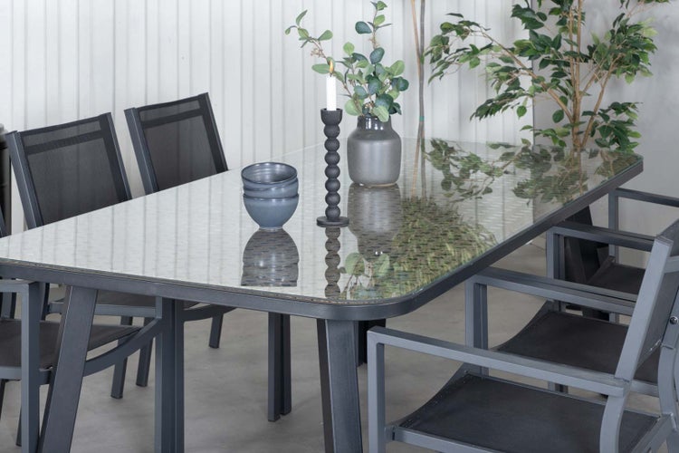 Esstisch mit Glasplatte und Stühlen für den Außenbereich