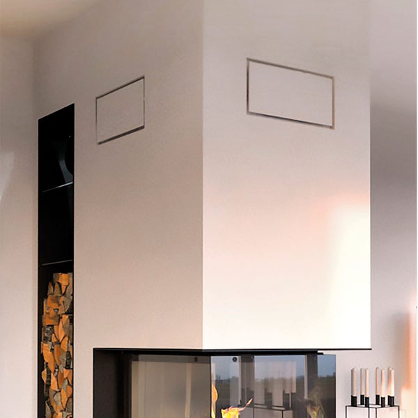 Moderner Kamin mit integriertem Holzlager und Lüftungsgittern im minimalistischen Wohnraum.