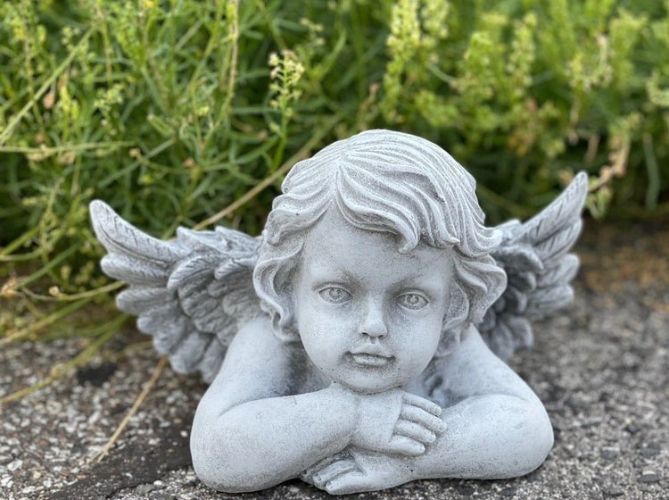 Gartenfigur Engelskind aus Stein in liegender Position mit Flügeln zur Dekoration im Außenbereich