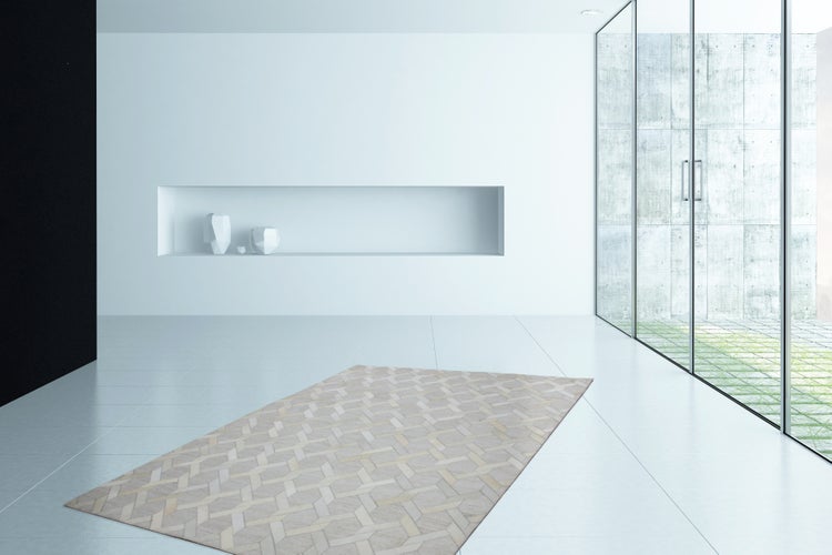 Detailaufnahme eines Teppichs aus Fellstücken mit Zickzacknaht