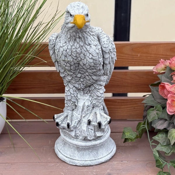 Gartenfigur Adler aus Steinguss auf rundem Sockel.