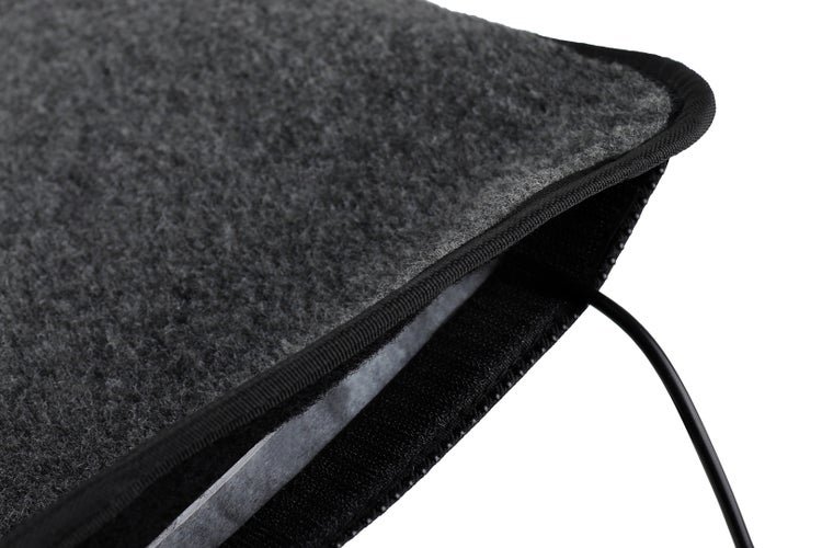 Detailaufnahme einer grauen Fussbodenheizungsmatte mit schwarzem Kabel