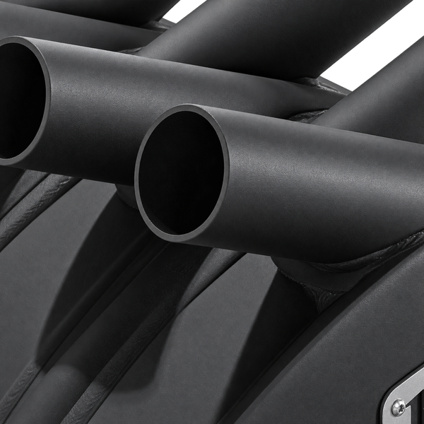Nahaufnahme eines mattschwarzen Metallrohrsystems eines Grills oder Heizgeräts mit verschweißten Verbindungen.