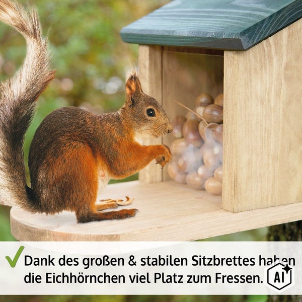 Eichhörnchenkobel aus Holz mit Futterkammer und großer Sitzfläche für die Fütterung im Garten.