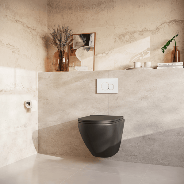Modernes wandhängendes WC in mattem Design mit weißer Betätigungsplatte in einem Badezimmer mit hellen Fliesen in Natursteinoptik.