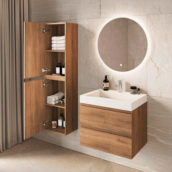 Modernes, helles Badezimmer mit Waschtischunterschrank in Holzoptik, Waschbecken, rundem Leuchtspiegel und Hochschrank vor Wand in Steinoptik.
