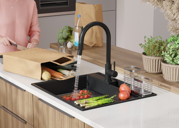 Spüle mit Armatur, Gemüse und Einkaufstüte in einer hellen Küche.