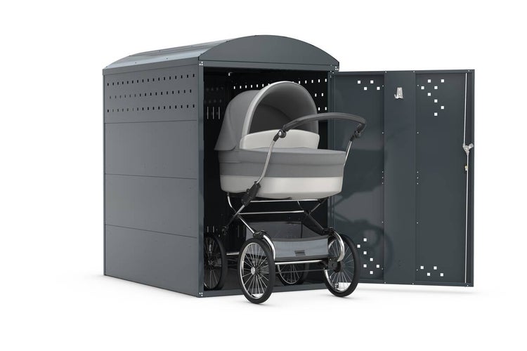 Biohort MiniGarage aus Metall mit Bogendach und geöffneten Türen, in der ein Kinderwagen steht.