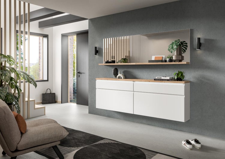 Moderner Flur mit Garderobe, Spiegel, Bank und Sitzgelegenheit