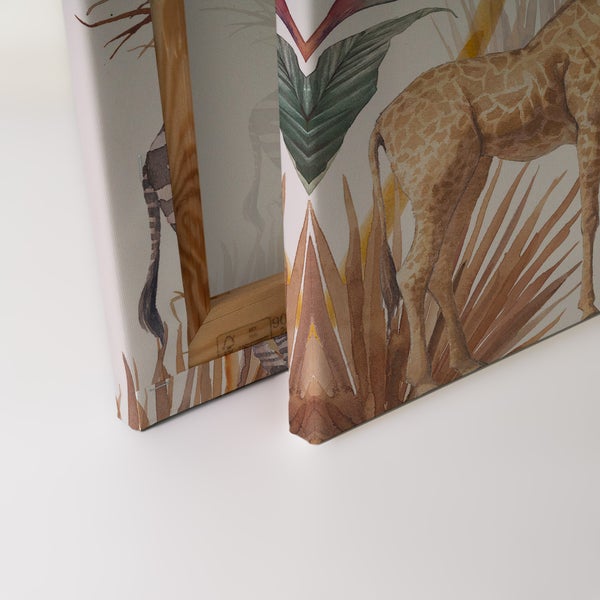 Leinwandbild mit Tiermotiv Giraffe und Dschungelpflanzen auf Holzrahmen.