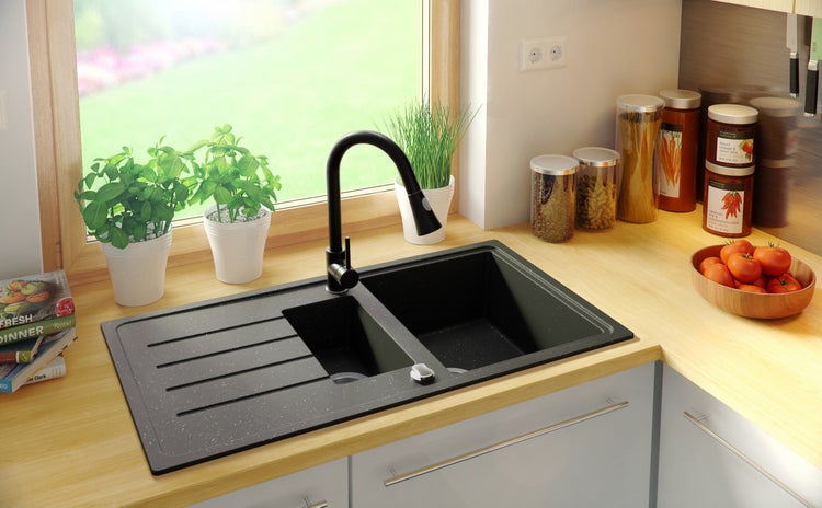 Küchenspüle mit Abtropffläche und Armatur in einer hellen Küche