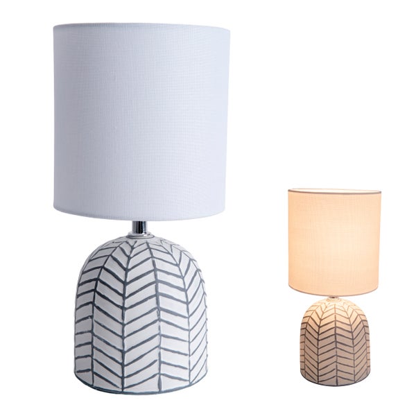 Tischleuchte mit Stoffschirm und Keramikfuß mit Muster