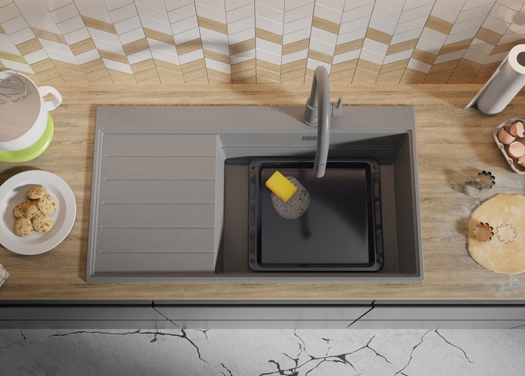 Küchenszene mit Spüle, Backblech und Küchenutensilien auf einer Küchentheke