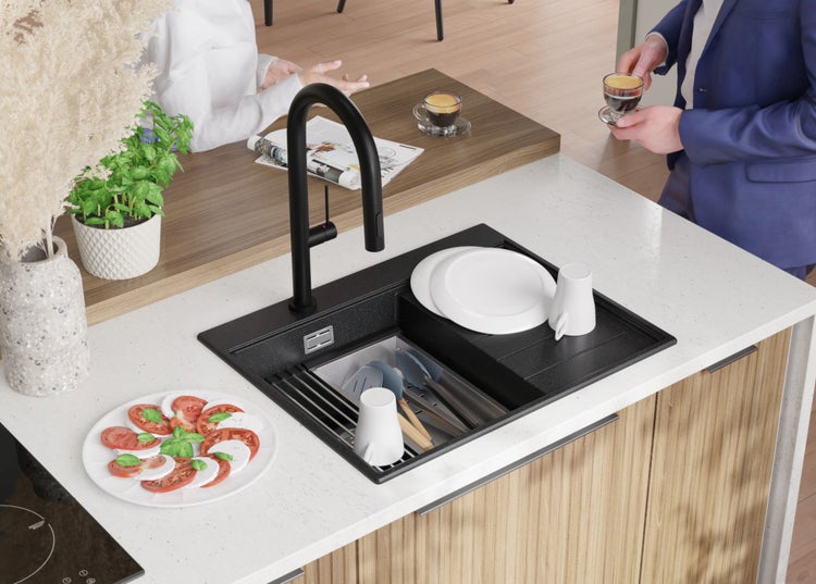 Küchenspüle mit Abtropffläche, Geschirr und Armatur in einer modernen Küche.