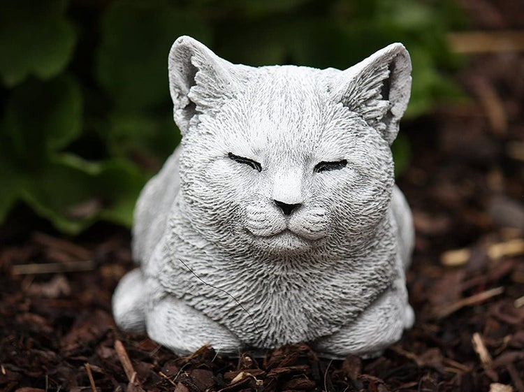 Dekorative Gartenfigur in Form einer liegenden Katze aus Steinguss zur Gartendekoration