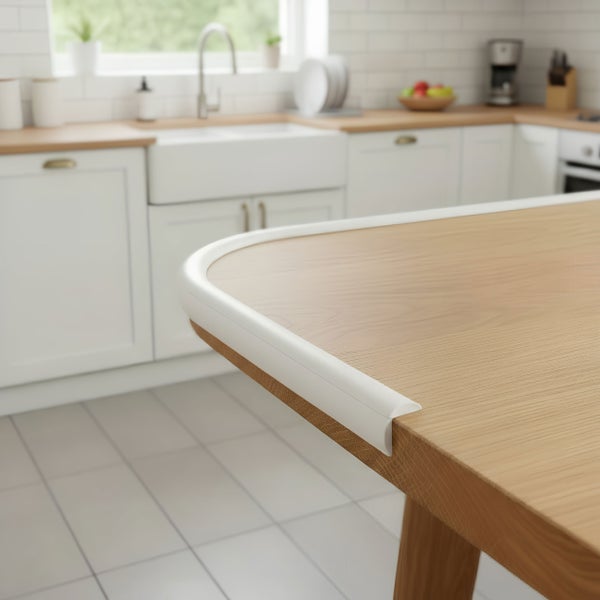 Tisch mit angebrachtem Kantenschutz in einer Küche