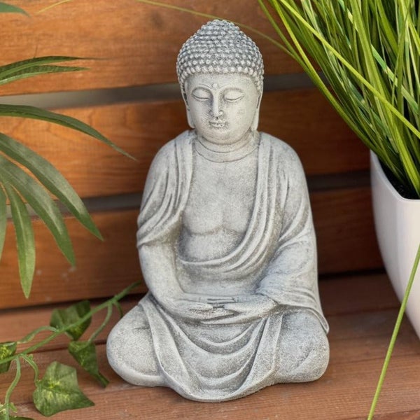 Dekorative Buddha Figur sitzend für den Innen- und Außenbereich aus witterungsbeständigem Material für eine harmonische Gartengestaltung.