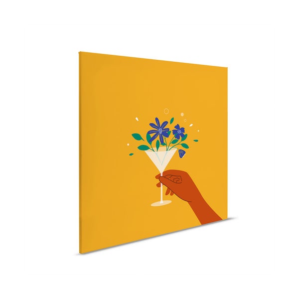 Dekorative Leinwand mit einem stilisierten Bild einer Hand, die ein Cocktailglas mit Blumen hält.