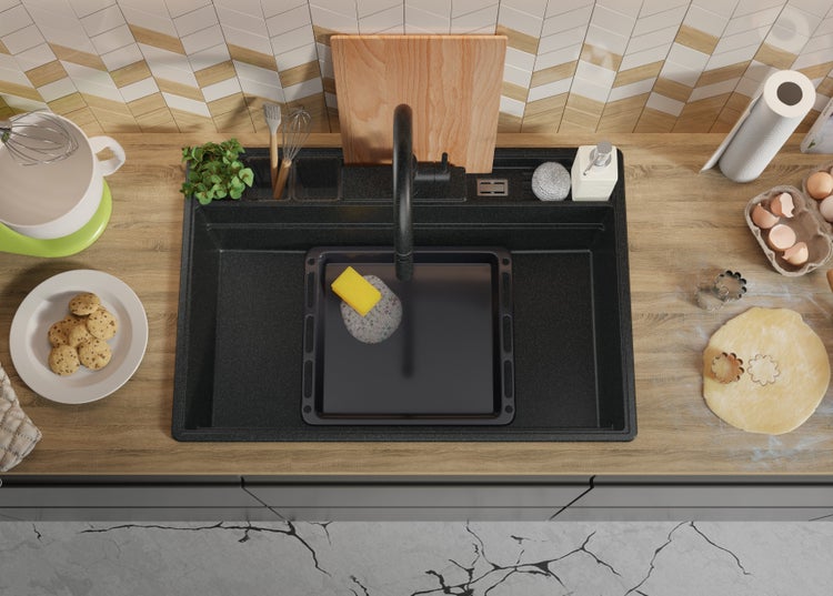 Küchenszene mit Spüle, Spültischarmatur und verschiedenen Küchenutensilien auf einer Arbeitsplatte.