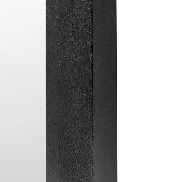 Nahaufnahme eines schwarzen Holzpfostens