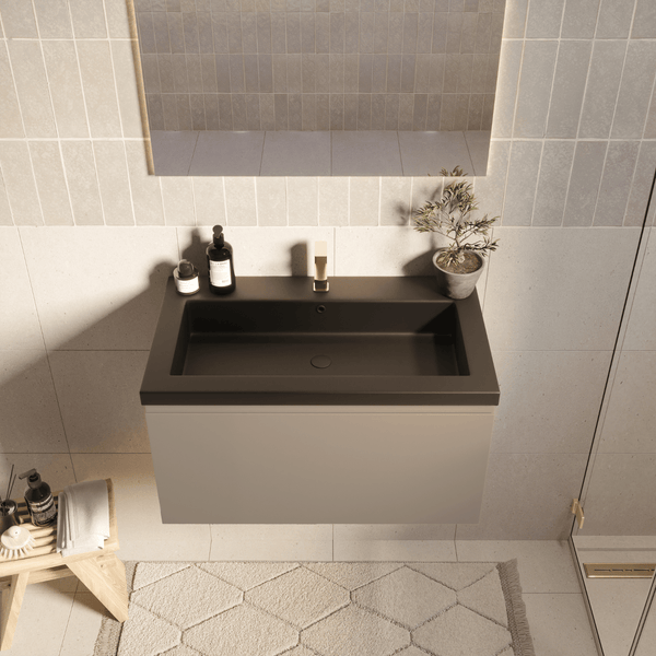 Modernes Badezimmer mit grauem Waschtischunterschrank, schwarzem Waschbecken, goldener Armatur, großem Spiegel und gemustertem Teppich.